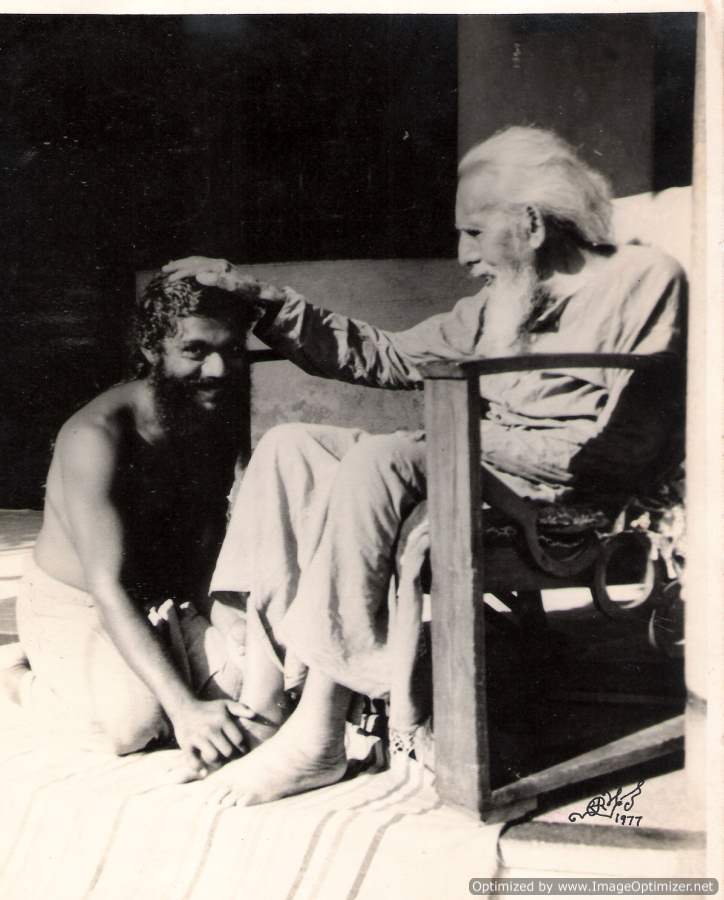 Sadguru Maharshi Mehi giving blessings to Gurusevi Bhagirath